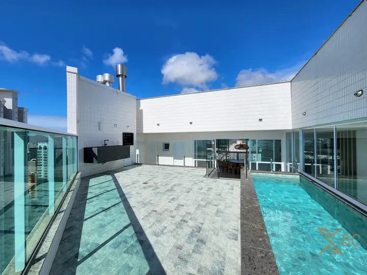 Cobertura duplex à venda com piscina privativa, 05 suítes e 04 vagas de garagem no Centro Sul em Balneário Camboriú.