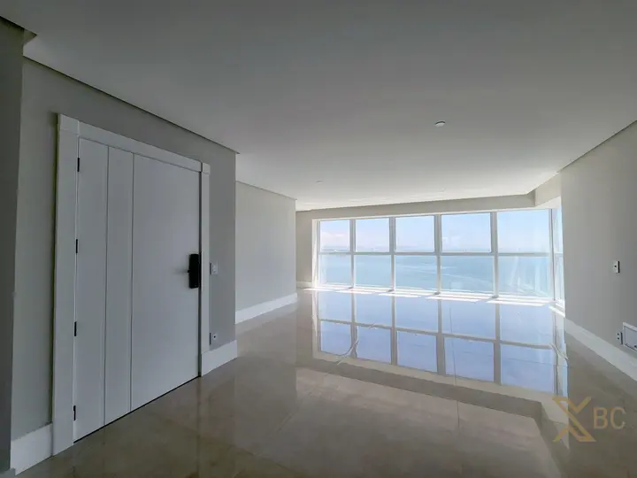 Apartamento frente mar à venda com 04 suítes e 03 vagas de garagem na Barra Sul em Balneário Camboriú.