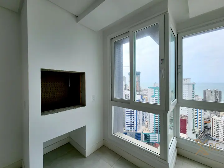 Apartamento à venda com vista para o mar, 03 suítes e 04 vagas de garagem no Centro de Balneário Camboriú.