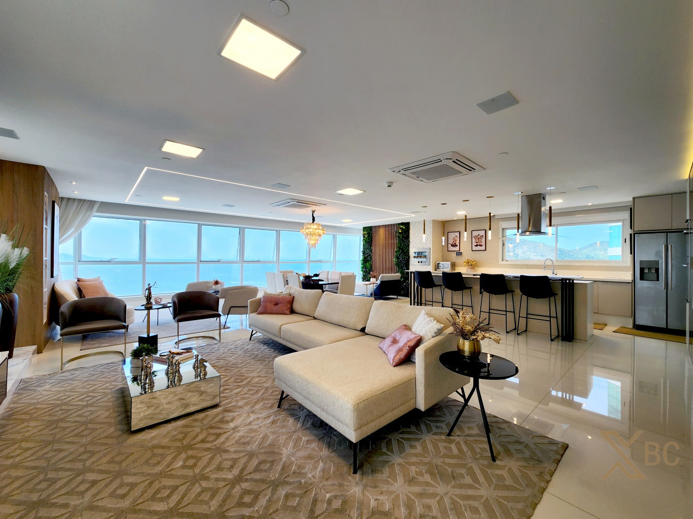 Apartamento frente mar à venda com 310m² privativos, living com vista para o mar, 03 suítes e 06 vagas