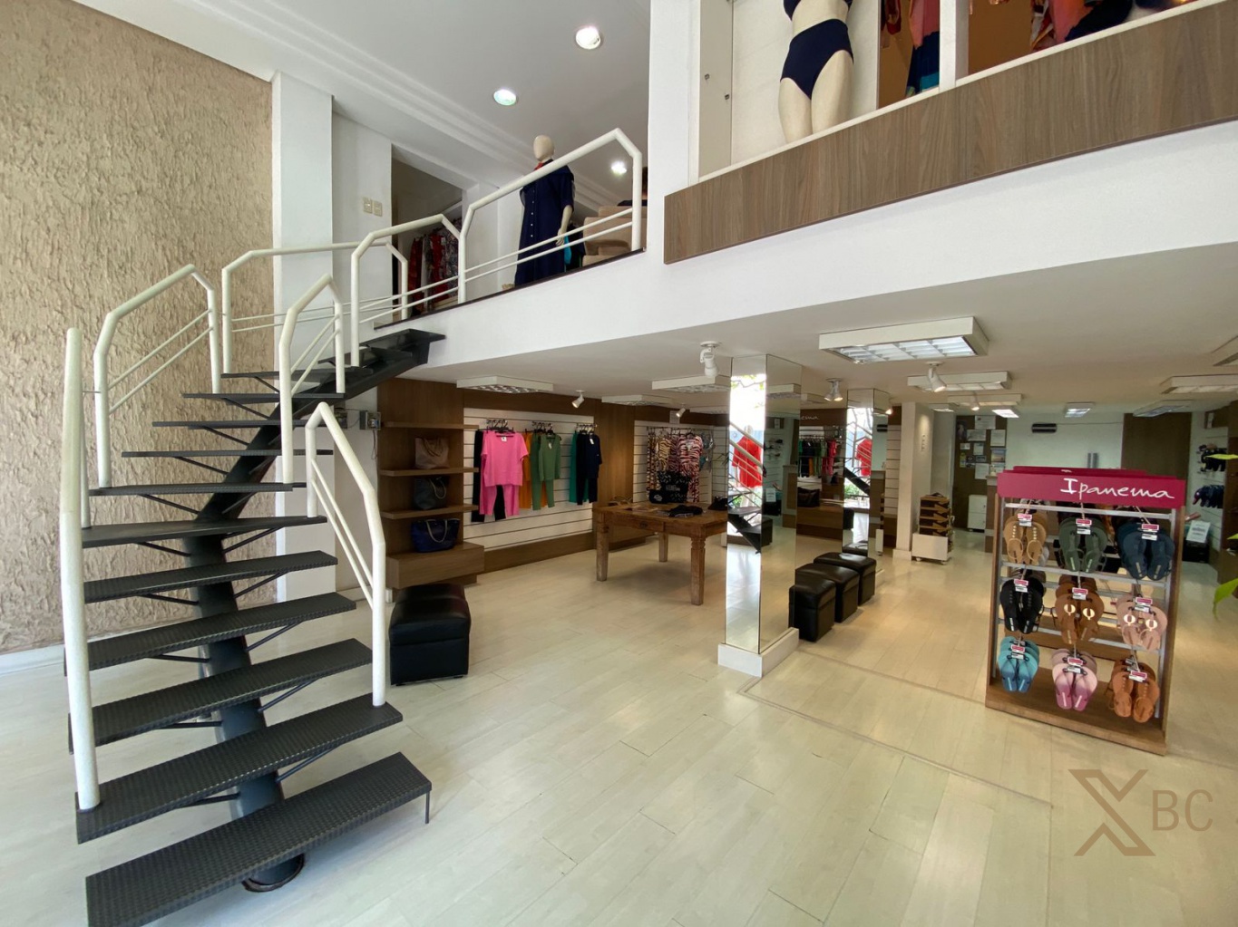 Sala comercial à venda com 218m², mezanino, iluminação e ar condicionado no Centro de Balneário Camboriú.