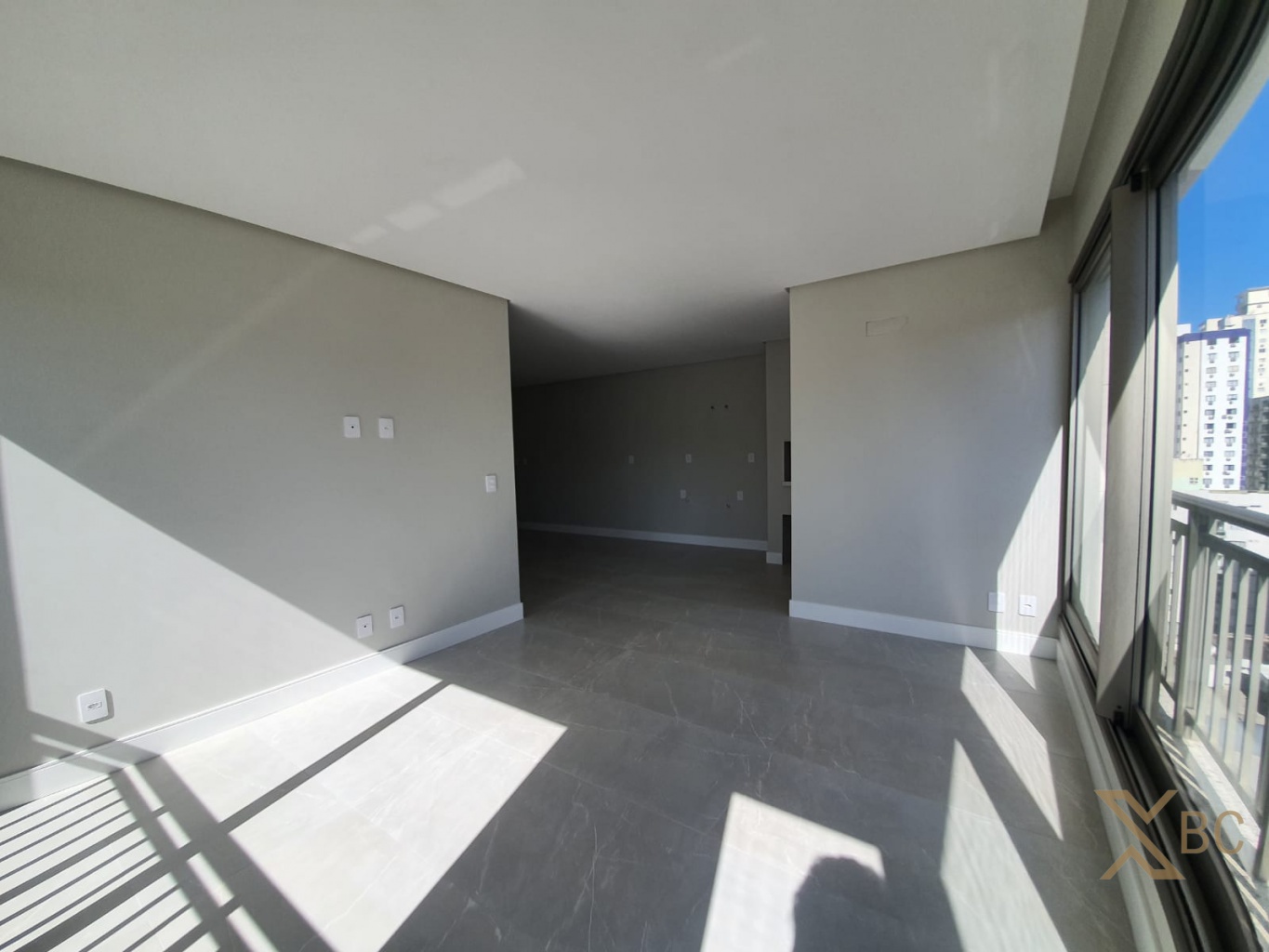 Apartamento à venda com 118m² privativos, churrasqueira a carvão, 03 suítes e 02 vagas