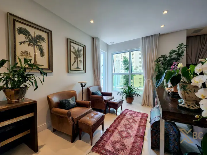 Apartamento diferenciado à venda com 04 suítes e 04 vagas de garagem no Centro de Balneário Camboriú.