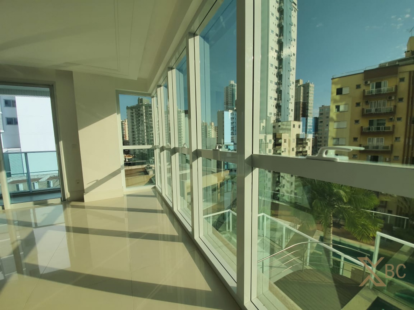 Apartamento à venda com 162m² privativos, 03 suítes e 03 vagas de garagem no Centro de Balneário Camboriú.