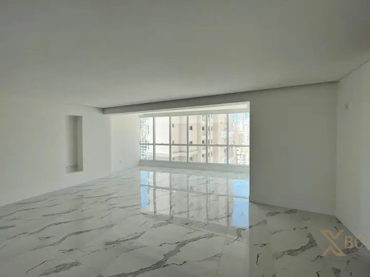 Apartamento à venda com 03 suítes e 03 vagas de garagem na Barra Sul em Balneário Camboriú.