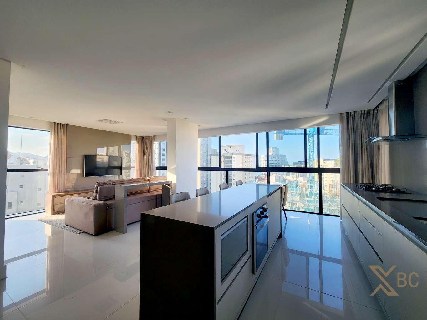 Apartamento mobiliado à venda com 123m² privativos, 03 suítes e 03 vagas de garagem no Centro de Balneário Camboriú.