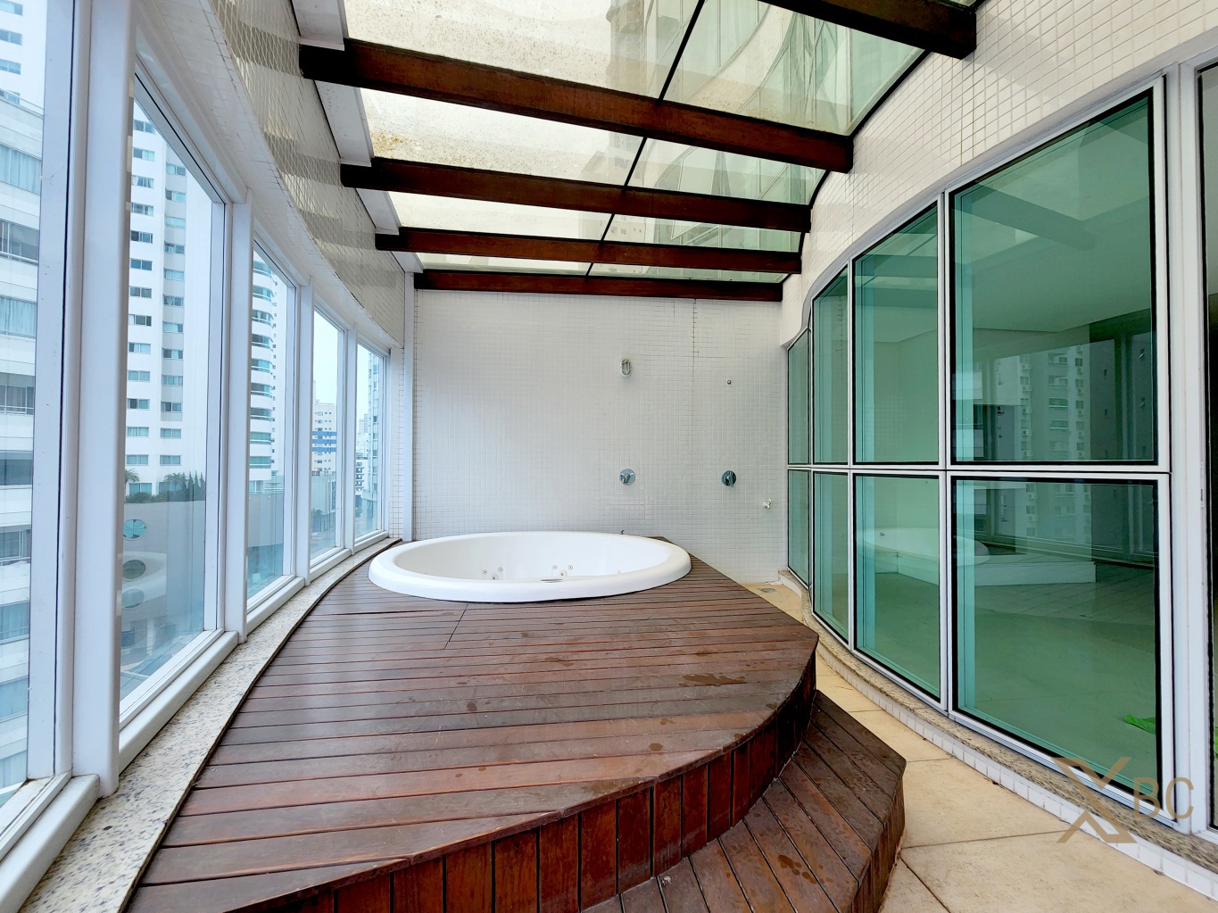 Apartamento diferenciado à venda com 03 suítes e 04 vagas e garagem no Centro Sul de Balneário Camboriú.