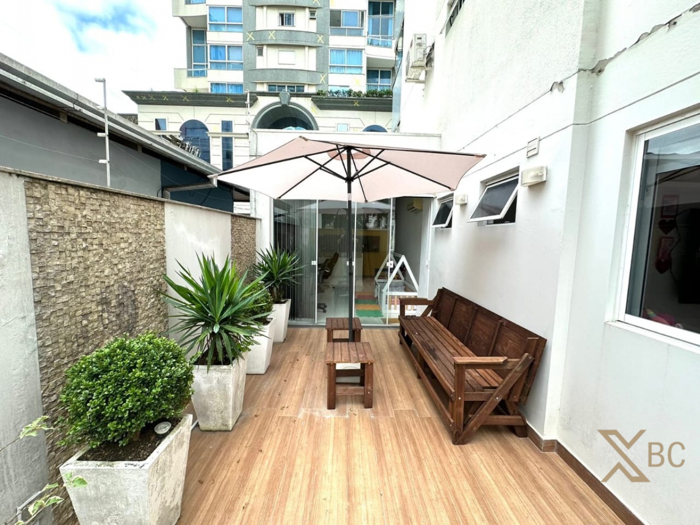 Apartamento diferenciado com terraço e mobiliado, à venda no Centro de Balneário Camboriú!