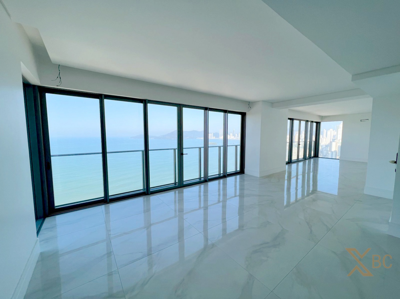 Apartamento à venda frente mar com 05 suítes e 04 vagas de garagens no Centro em Balneário Camboriú.