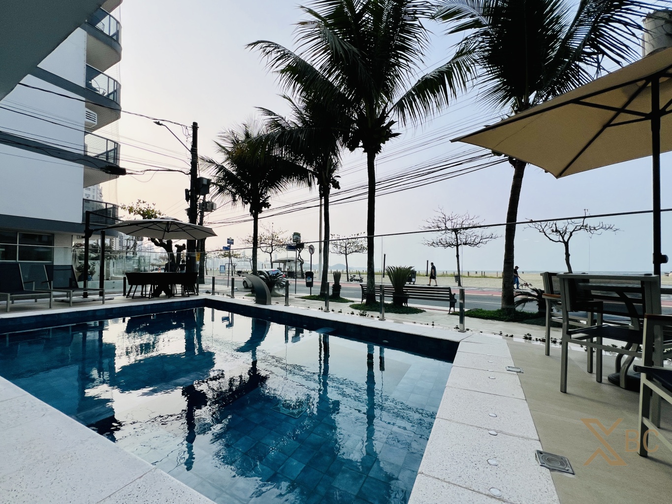 Apartamento frente mar na Barra Sul com 03 dormitórios, churrasqueira a carvão e lareira