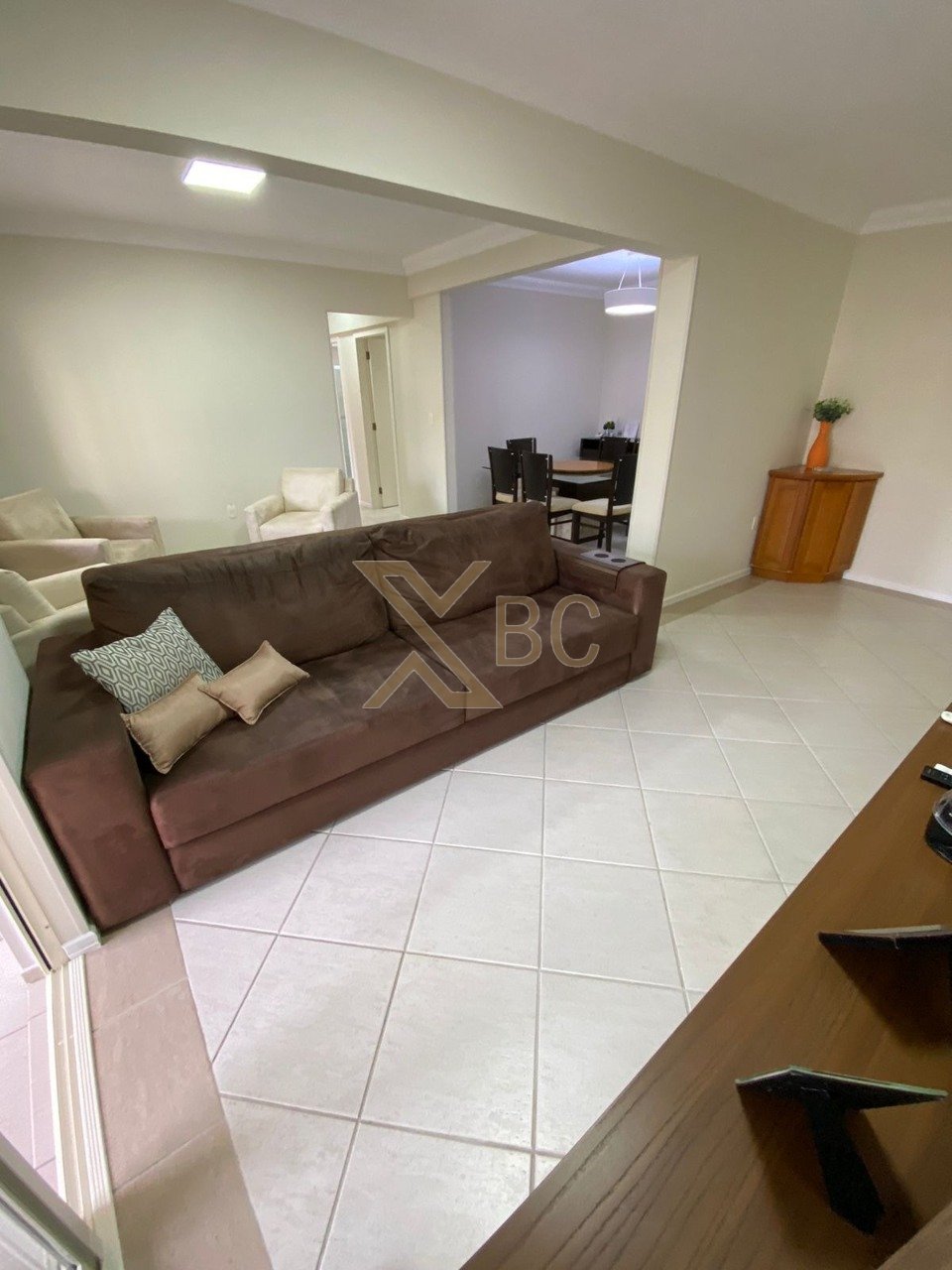 Edifício Dom Maurício - Apartamento quadra mar com 3 dormitórios + dependência e 2 vagas no Centro de Balneário Camboriú