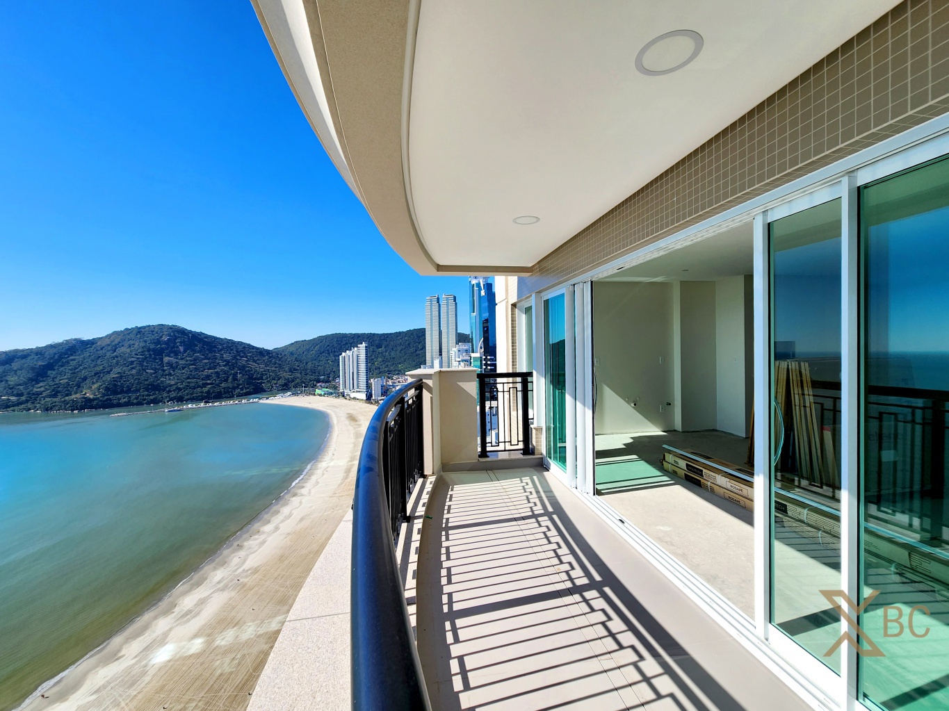 Apartamento frente mar à venda com 04 suítes e 03 vagas de garagem na Barra Sul em Balneário Camboriú.