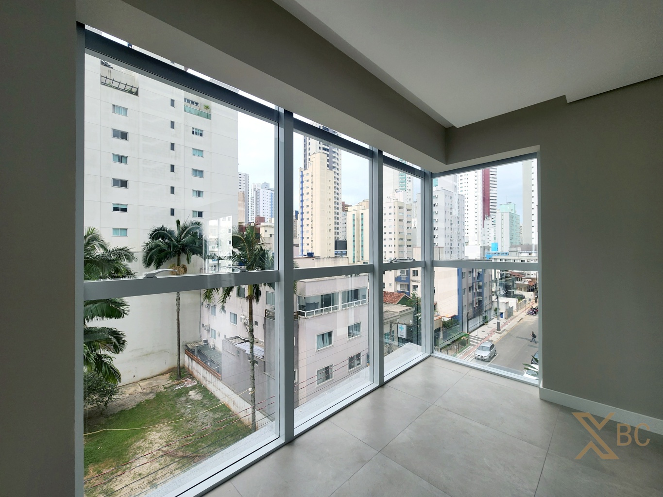 Apartamento à venda na quadra mar com 02 suítes e 02 vagas de garagem no Centro de Balneário Camboriú.