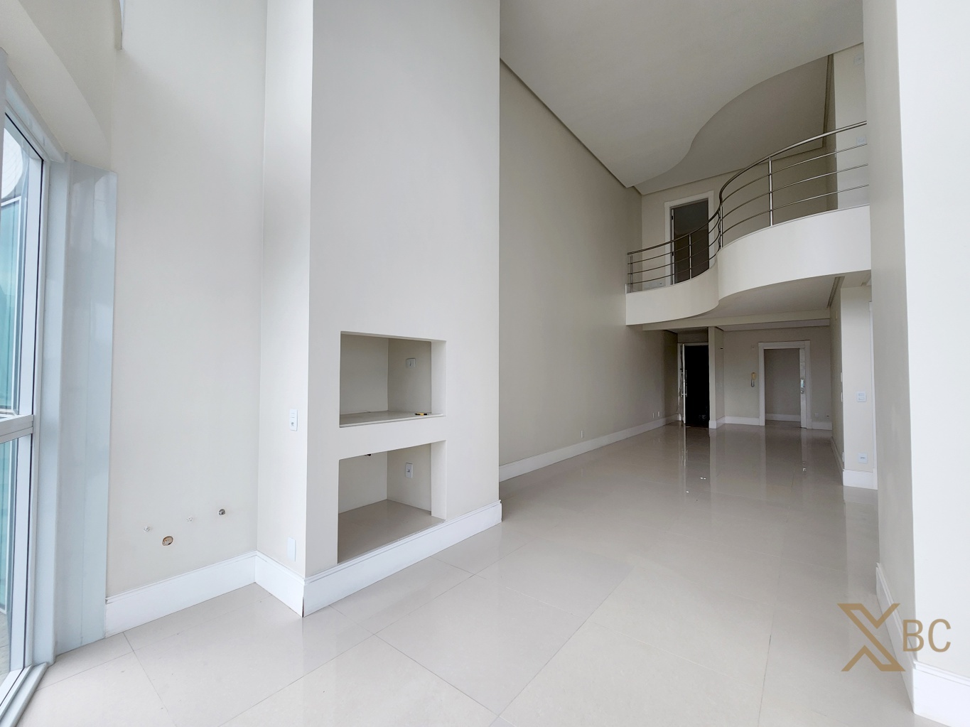 Apartamento duplex quadra mar à venda com 04 suítes e 04 vagas de garagem no Centro Sul em Balneário Camboriú.