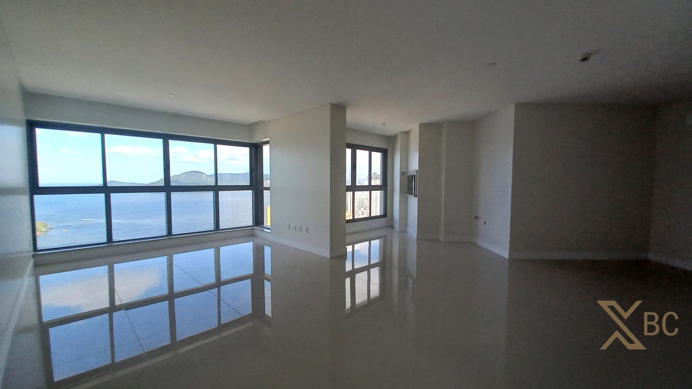 Apartamento vista mar em andar alto à venda com 04 suítes e 03 vagas de garagem no Centro de Balneário Camboriú.