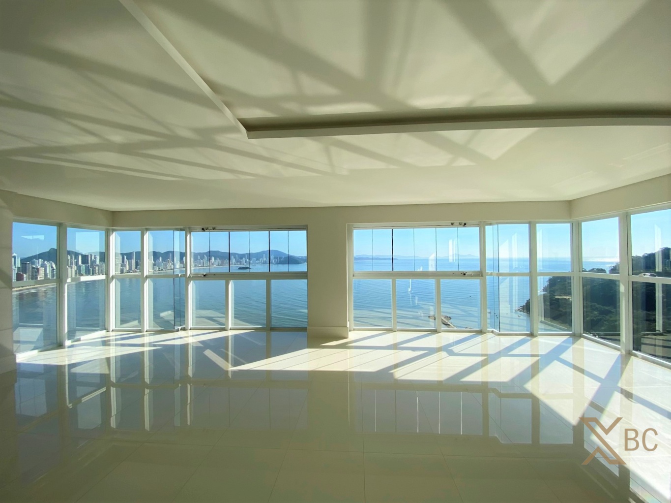 Apartamento frente mar à venda com 238m² privativos, 04 suítes e 04 vagas de garagem na Barra Sul em Balneário Camboriú.