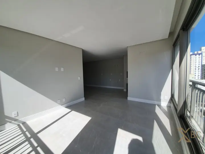 Apartamento à venda com 118m² privativos, churrasqueira a carvão, 03 suítes e 02 vagas