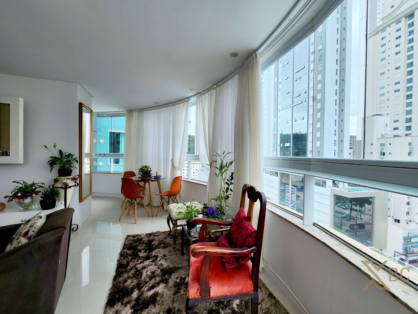 Apartamento à venda com 03 suítes e 02 vagas de garagem no Bairro Pioneiros de Balneário Camboriú.