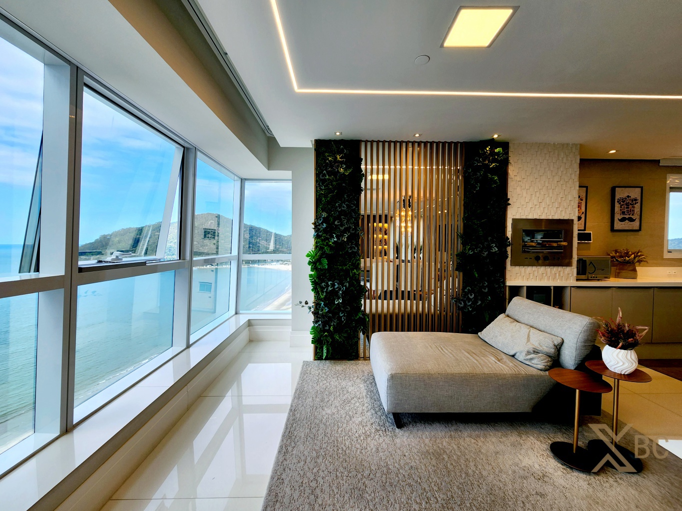 Apartamento frente mar à venda com 310m² privativos, living com vista para o mar, 03 suítes e 06 vagas
