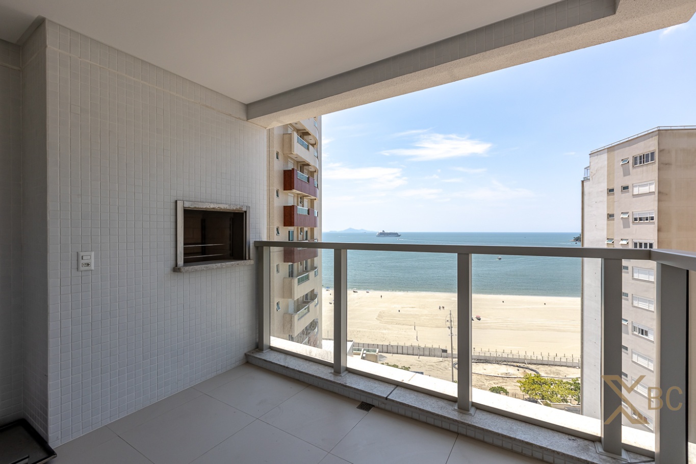 Apartamento com vista para o mar à venda com 04 suítes e 03 Vagas de garagem na Barra Sul em Balneário Camboriú.