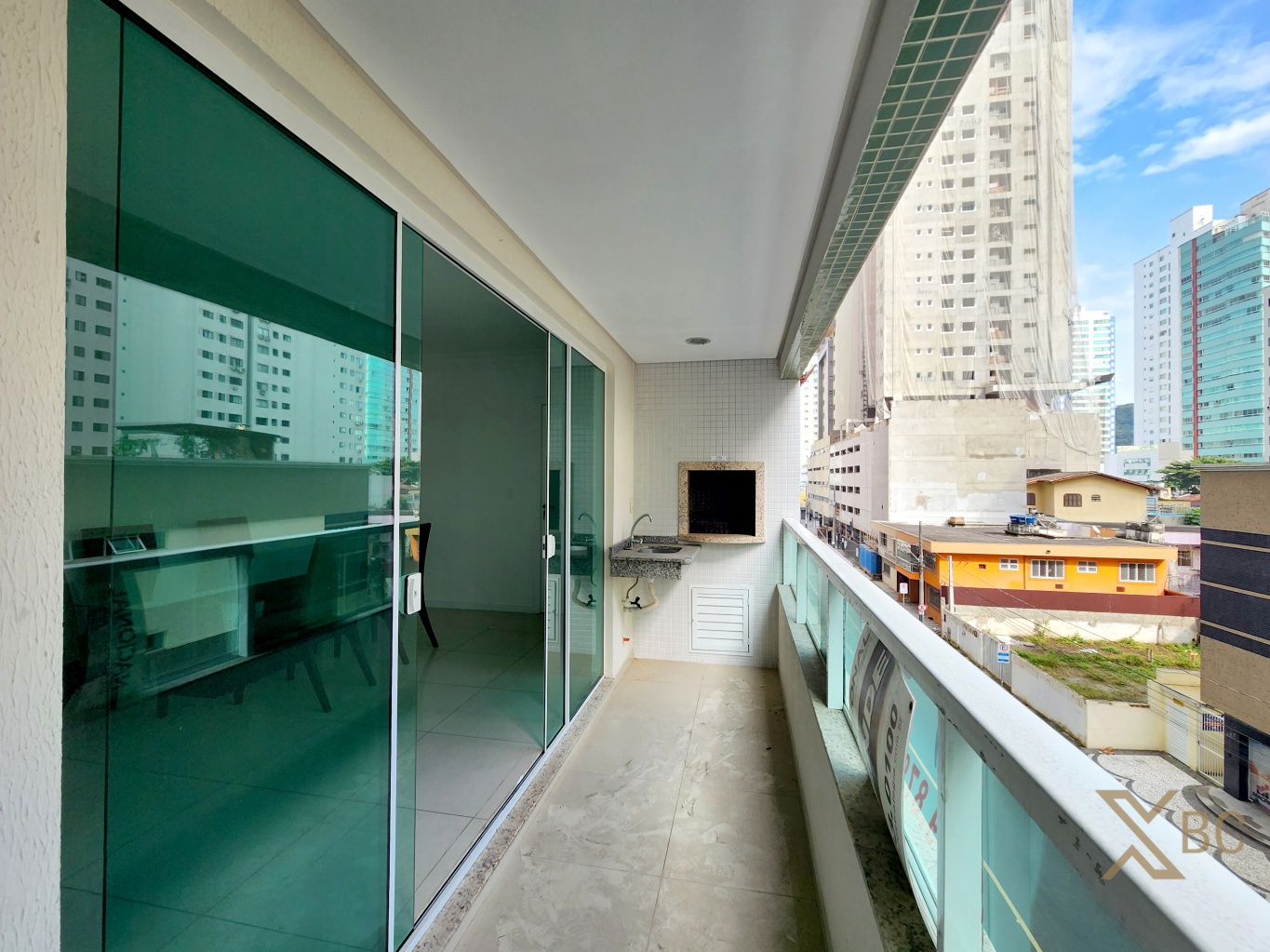 Apartamento à venda com 112m² privativos, 04 dormitórios e 01 vaga de garagem no Centro de Balneário Camboriú.