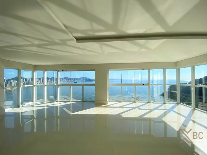 Apartamento frente mar à venda com 238m² privativos, 04 suítes e 04 vagas de garagem na Barra Sul em Balneário Camboriú.