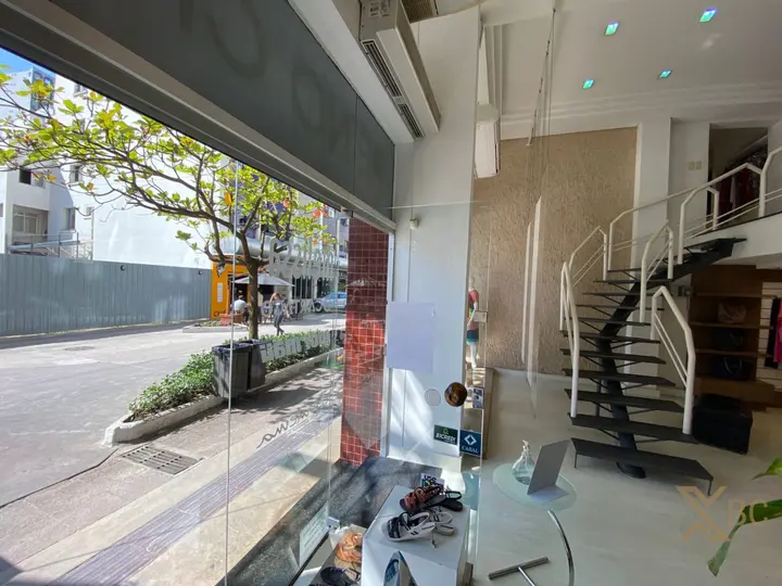 Sala comercial à venda com 218m², mezanino, iluminação e ar condicionado no Centro de Balneário Camboriú.