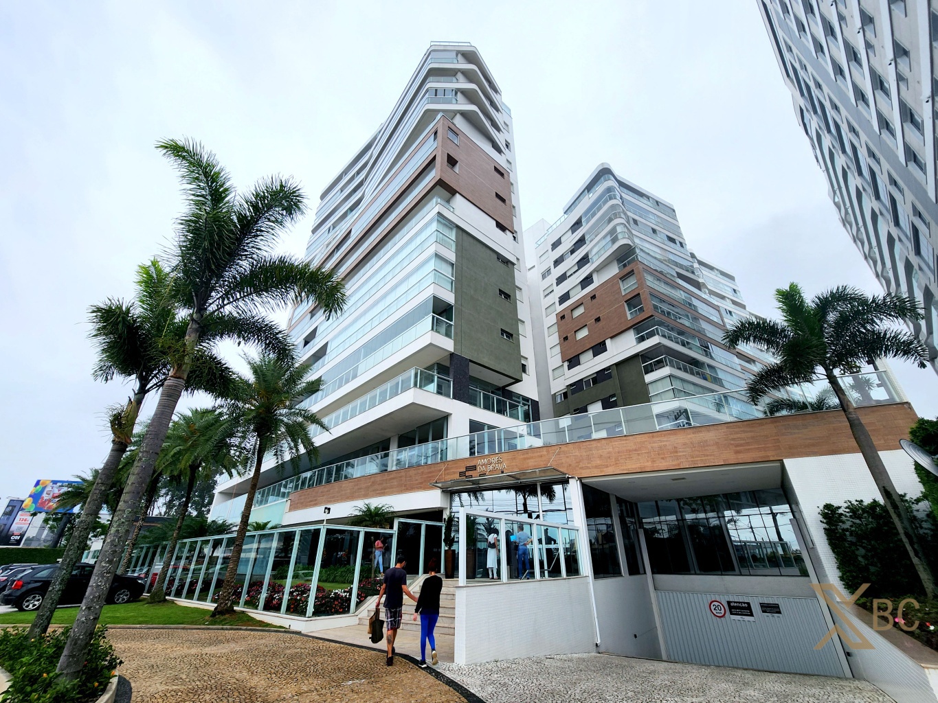 Apartamento Semi Mobiliado à venda com vista para o mar, 02 dormitórios + 01 suíte e 02 vagas de garagem na Praia Brava em Itajaí.
