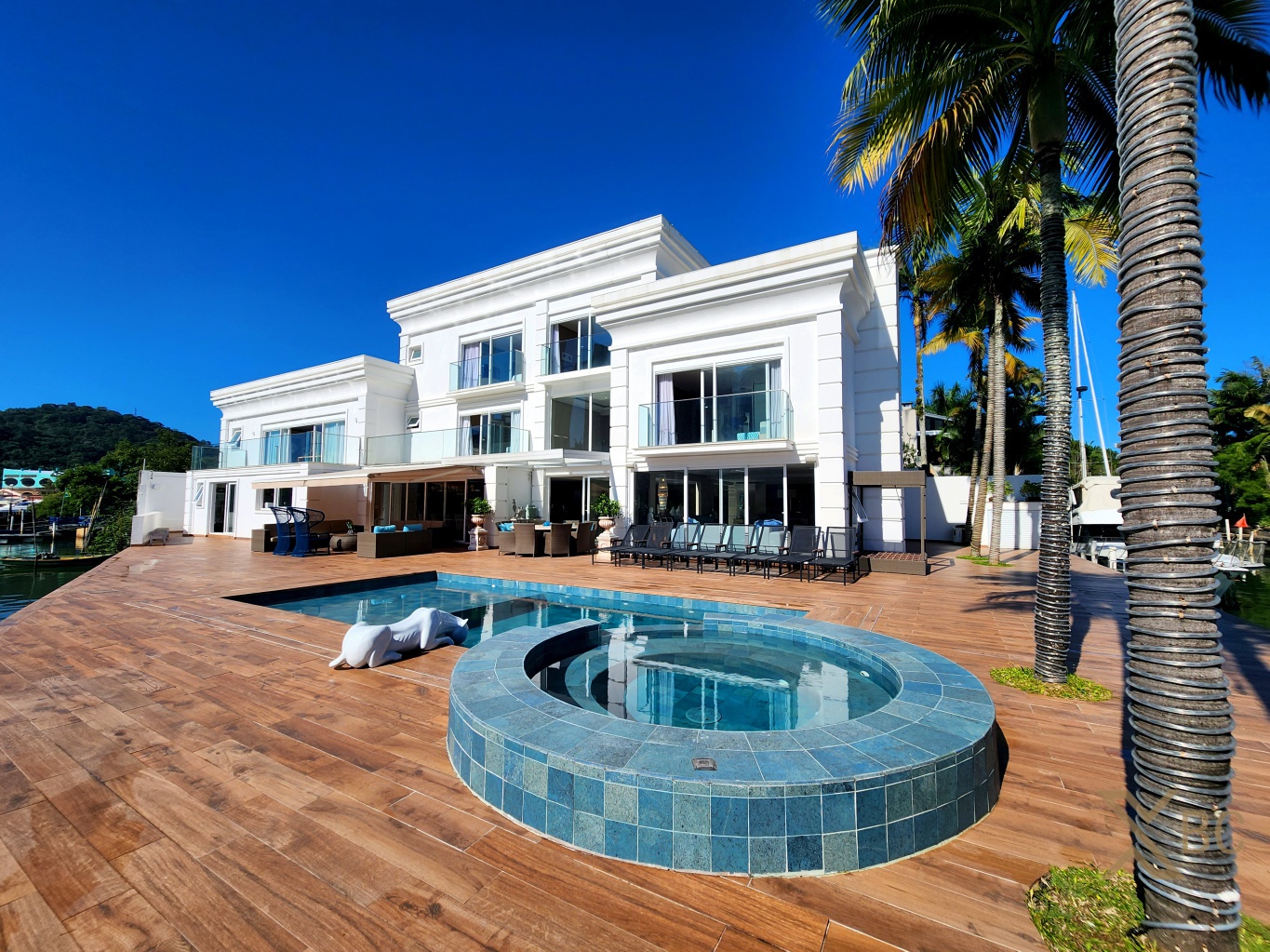 Casa triplex em condomínio à venda com 06 suítes e 06 vagas de garagem no Bairro da Barra em Balneário Camboriú.