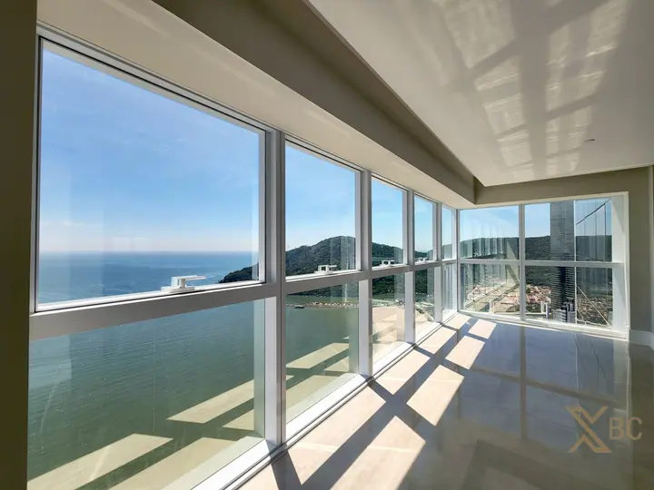 Apartamento frente mar à venda com 04 suítes e 03 vagas de garagem na Barra Sul em Balneário Camboriú.