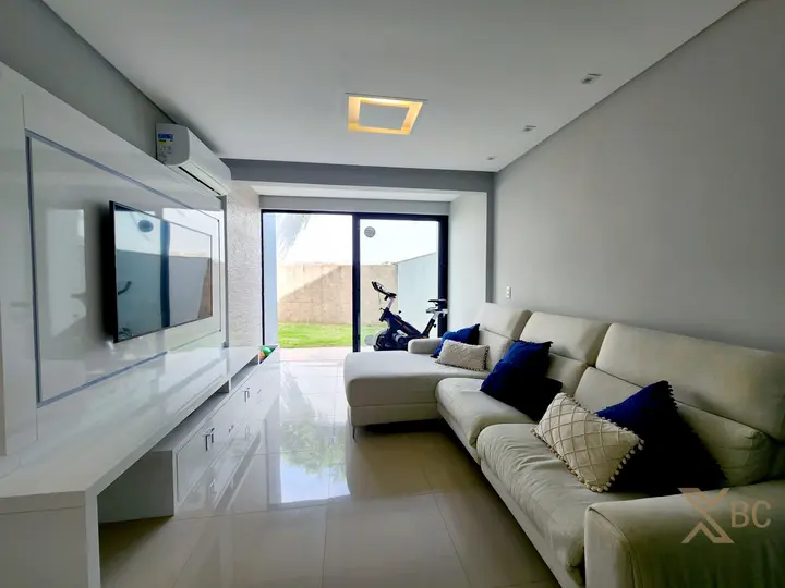 Apartamento Semi mobiliado à venda com 02 suítes e 02 vagas de garagem na Praia dos Amores.