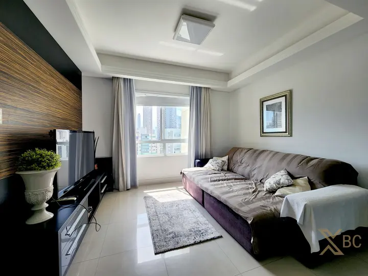 Apartamento mobiliado à venda com 03 dormitórios, sendo 01 suíte máster e 02 vagas de garagem no Centro Sul de Balneário Camboriú.