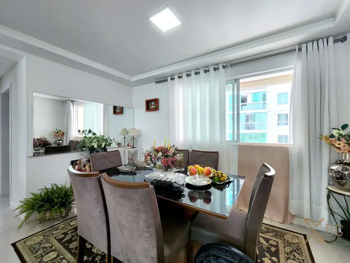 Apartamento à venda com 03 suítes e 02 vagas de garagem no Bairro Pioneiros de Balneário Camboriú.