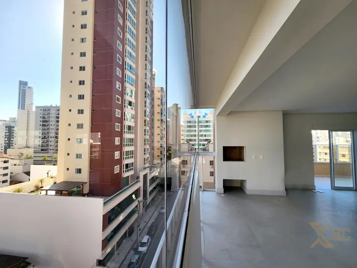 Apartamento Diferenciado no Edifício Faller com Terraço e 4 Vagas - Balneário Camboriú