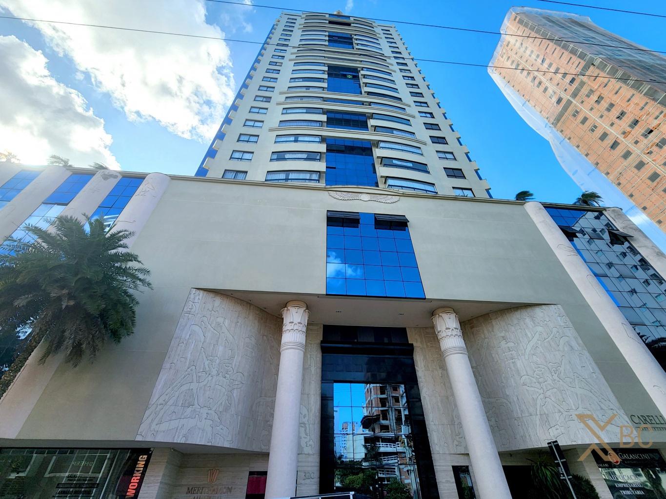 Edifício Merithamon - Apartamento com 3 Suítes à Venda no Centro de Balneário Camboriú