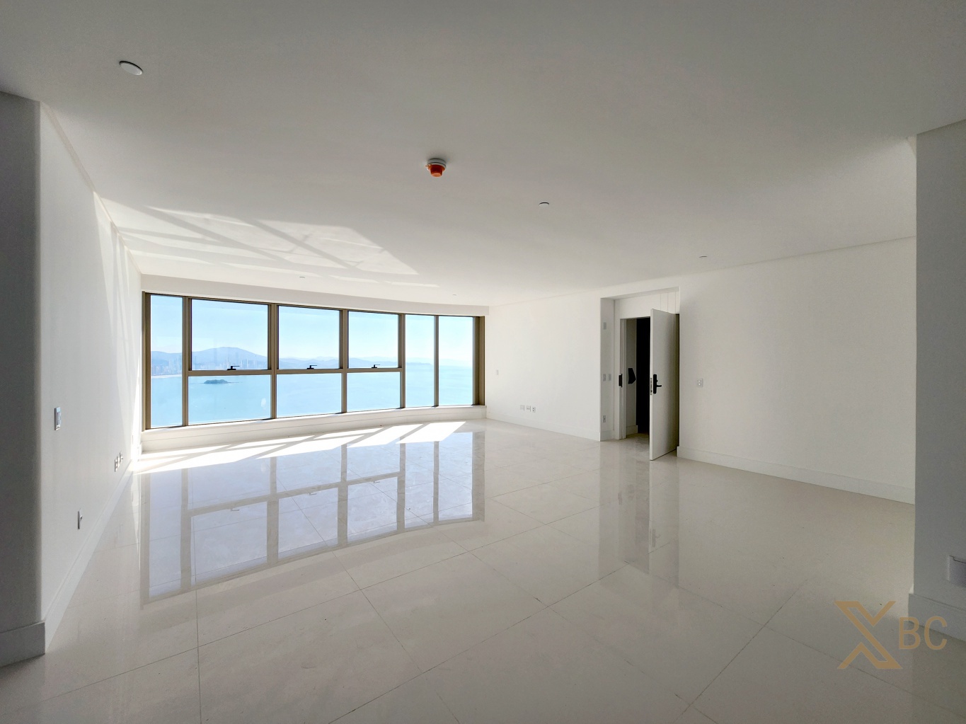 Apartamento à venda com 04 suítes, sendo 01 máster e 03 vagas de garagem na Barra Sul em Balneário Camboriú.