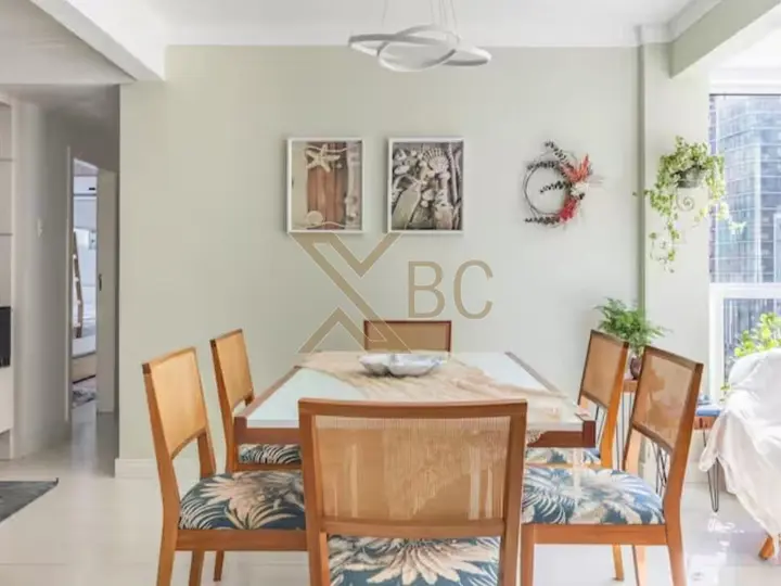 Edifício Itajaçú, frente mar - Apartamento lateral com 2 dormitórios no Centro de Balneário Camboriú