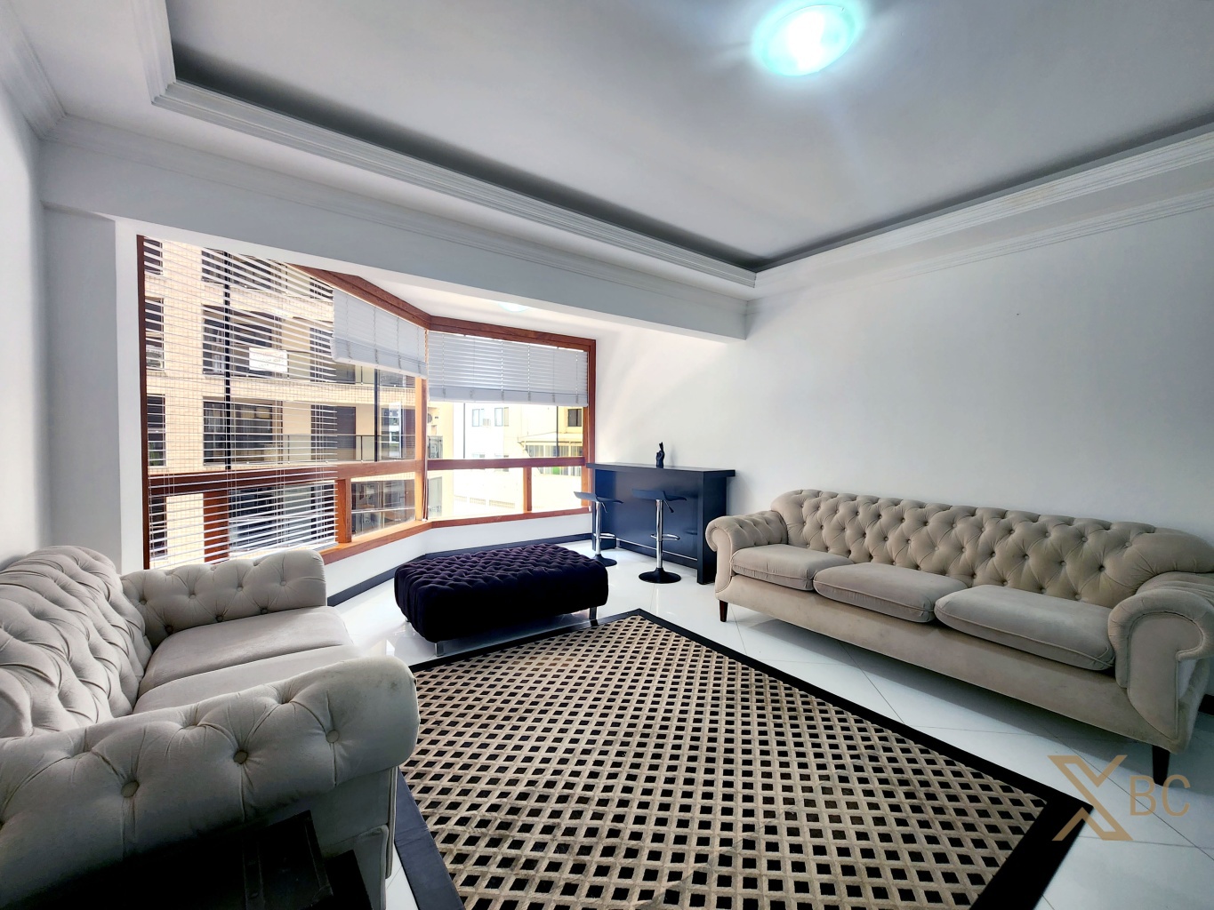 Apartamento semi mobiliado à venda no Edifício Boston - Centro de Balneário Camboriú