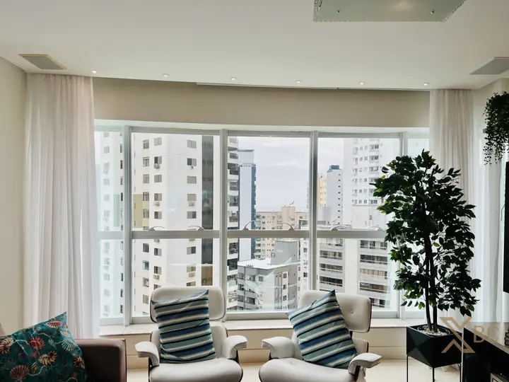 Apartamento finamente mobiliado para alugar com churrasqueira a gás, 04 suítes sendo 01 com hidro e 04 vagas