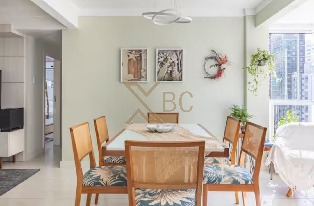Edifício Itajaçú, frente mar - Apartamento lateral com 2 dormitórios no Centro de Balneário Camboriú