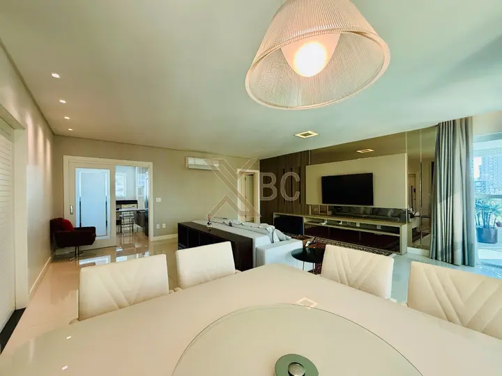 Edifício Four Seasons - Apartamento mobiliado com 4 suítes e 3 vagas no Centro de Balneário Camboriú