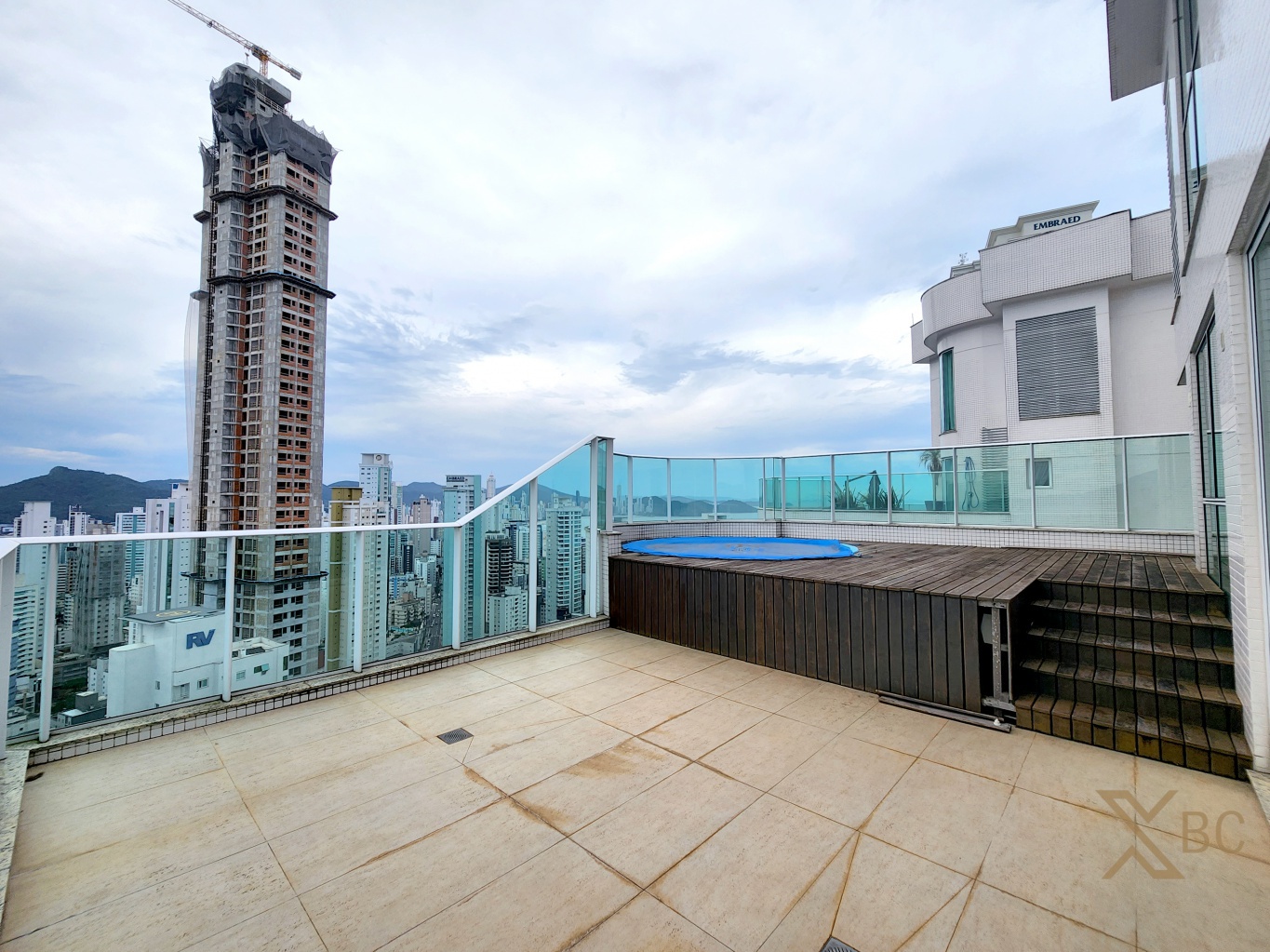 Cobertura duplex à venda com jacuzzi, 03 suítes e 04 vagas de garagem no Centro Sul de Balneário Camboriú.