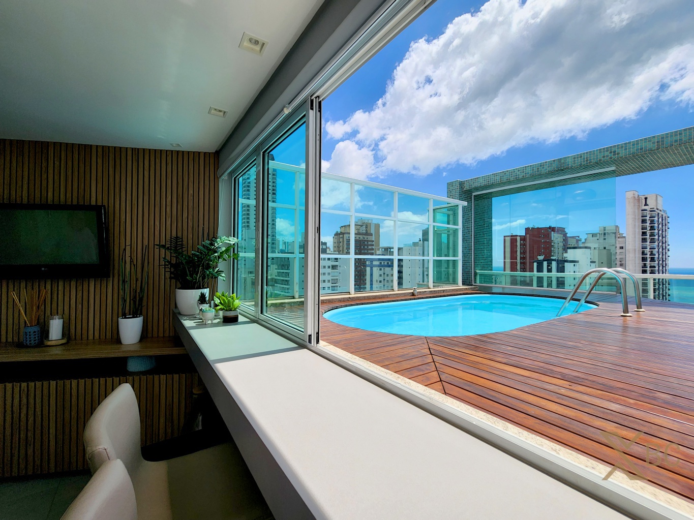 Cobertura duplex à venda com piscina privativa, 03 suítes e 04 vagas de garagem no Centro de Balneário Camboriú.
