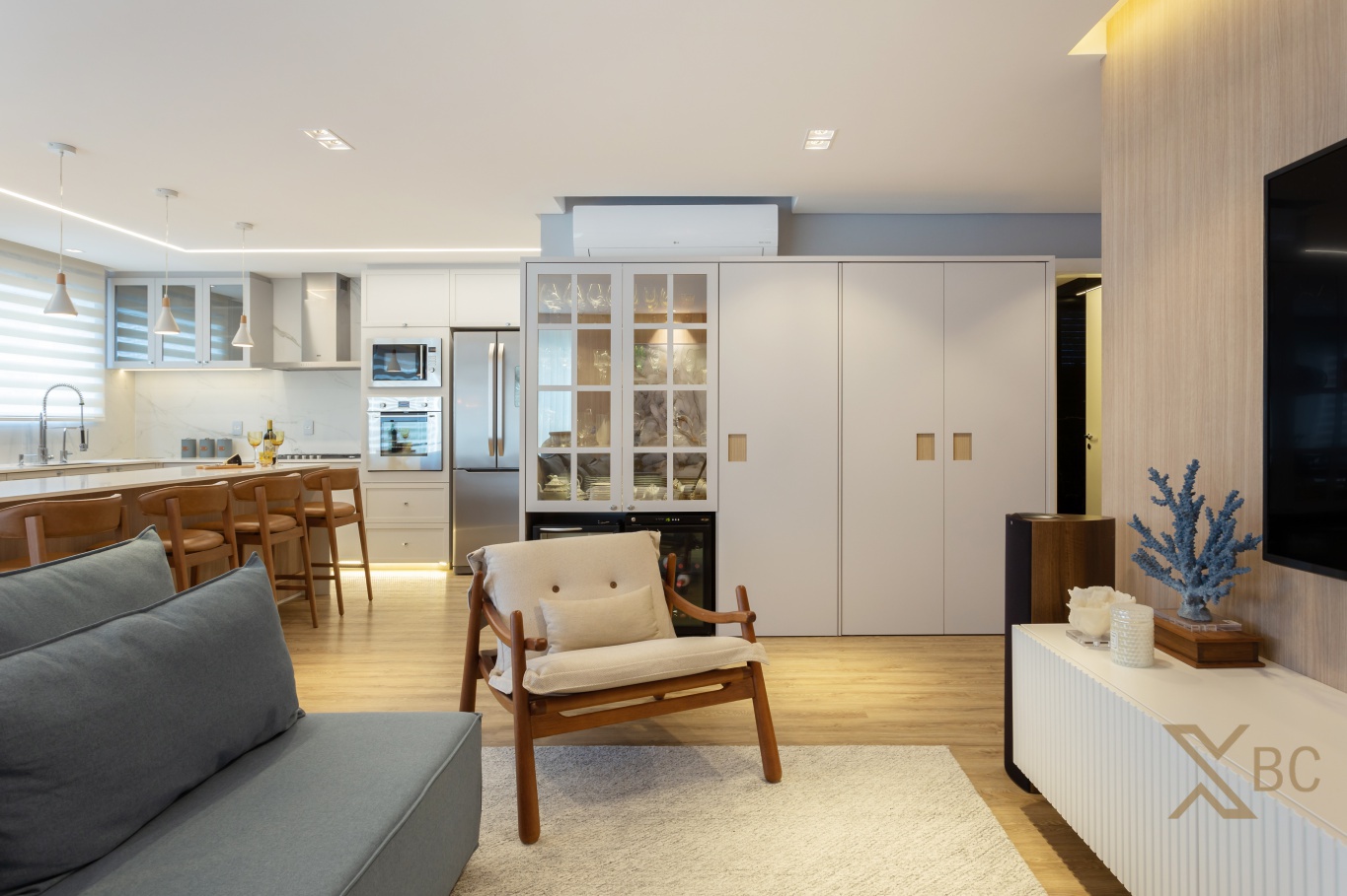 Apartamento à venda com vista para o mar, mobiliado e 03 suítes no Centro de Balneário camboriú.