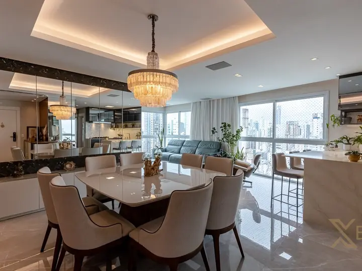 Apartamento finamente mobiliado à venda com 03 suítes e 04 vagas de garagem no Centro de Balneário Camboriú.