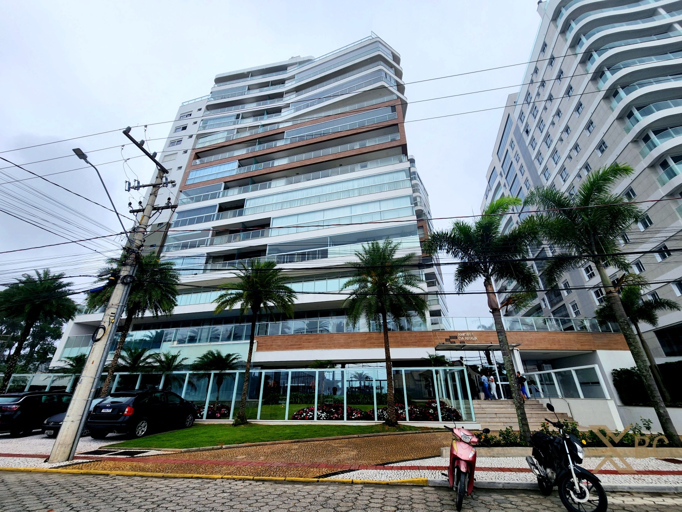 Apartamento finamente mobiliado e decorado à venda com vista para o mar, 02 dormitórios + 01 suíte e 02 vagas de garagem na Praia Brava em Itajaí.