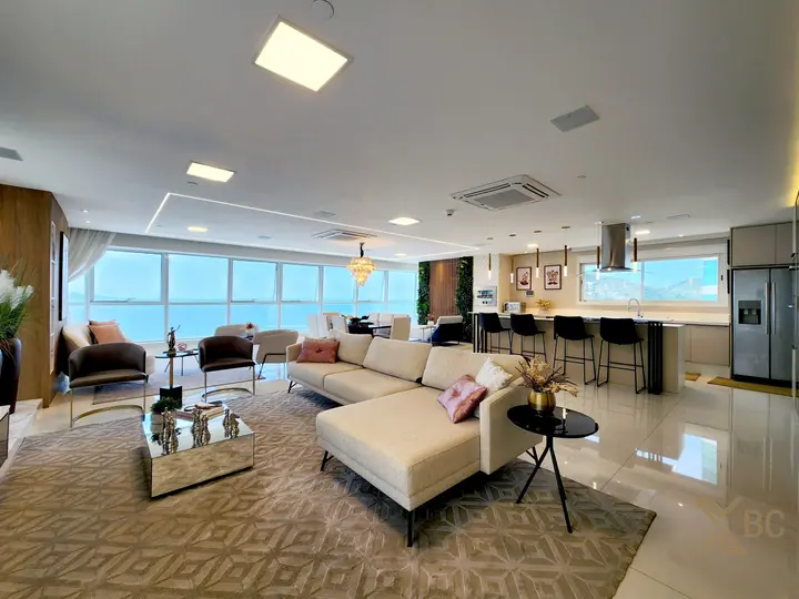 Apartamento frente mar à venda com 310m² privativos, living com vista para o mar, 03 suítes e 06 vagas