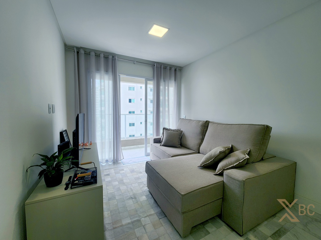 Apartamento à venda com vista para o mar, 02 suítes e 02 vagas de garagem na Praia Brava em Itajaí.