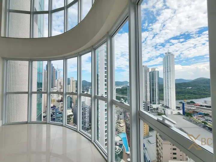 Apartamento duplex quadra mar à venda com 04 suítes e 04 vagas de garagem no Centro Sul em Balneário Camboriú.