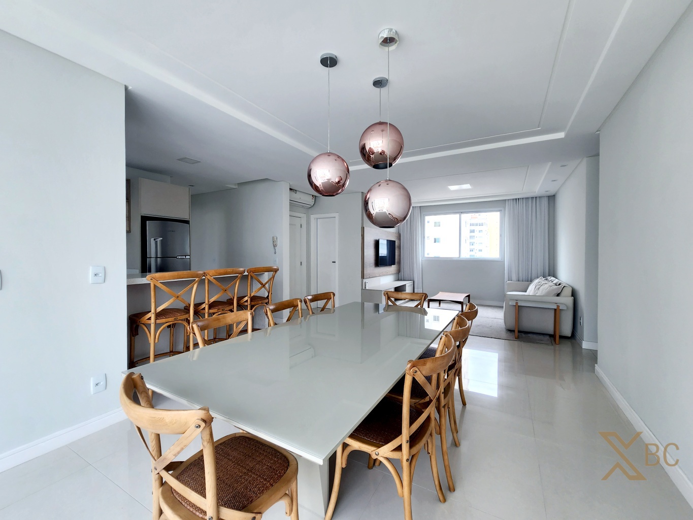 Apartamento mobiliado à venda com 02 suítes + 02 Demi Suítes e 04 vagas de garagem no Centro de Balneário Camboriú.